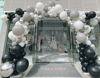 时装店开业灰色系气球布置